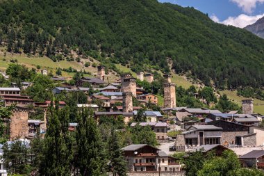 Arka planda tipik Svan kulesi evleri ve karlı dağları olan Mestia köyü. Yukarı Svaneti, Georgia.