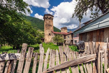 Arka planda tipik Svan kulesi evleri ve karlı dağları olan Mestia köyü. Yukarı Svaneti, Georgia.