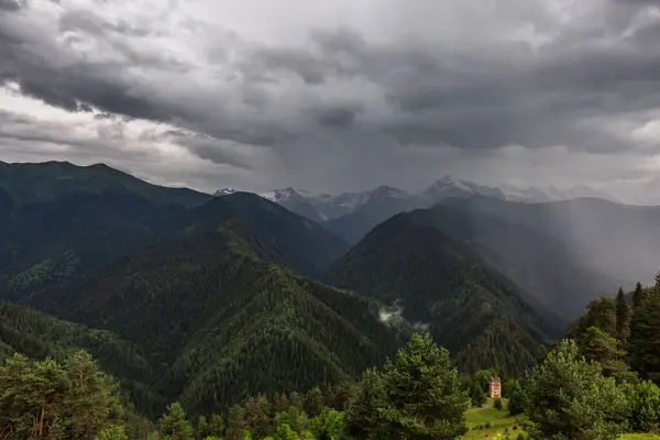 Dağların hava manzarası bulutlar ve fırtına bulutlarıyla dolu. Kafkas Dağları, Gürcistan 'ın Svaneti bölgesi.