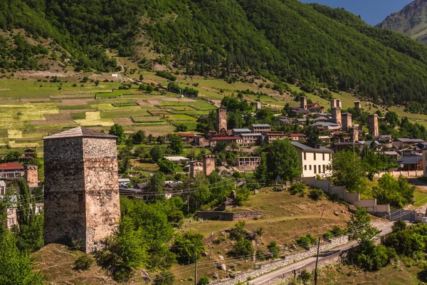 Mestia Dorf Mit Typischen Svan Turmhäusern Und Verschneiten Bergen Hintergrund — Stockfoto