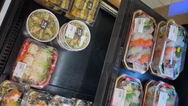 Gotowe Jedzenie Supermarkecie Seulu Korei Świeże Sushi Owoce Morza Pionowy — Wideo stockowe
