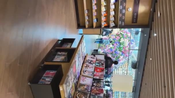 Starfield Library从内部查看 成群结队的人在装饰着风景如画的书架和装置的富丽堂皇的室内活动 垂直射击 韩国首尔 2023年3月21日 — 图库视频影像