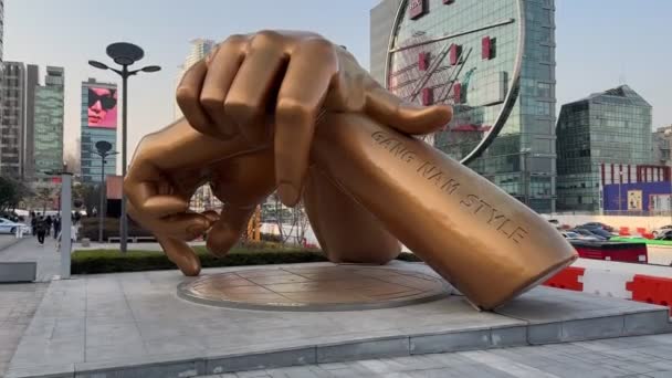 Δημοφιλή Άγαλμα Του Στυλ Gangnam Στην Περιοχή Gangnam Της Σεούλ — Αρχείο Βίντεο
