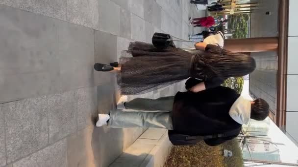 Romantyczna Azjatycka Para Spaceruje Ulicy Modnych Ubraniach Pionowy Strzał Seul — Wideo stockowe