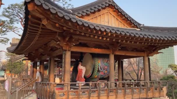 Monje Budista Toca Gran Tambor Templo Bongeunsa Seúl Corea Situado — Vídeo de stock