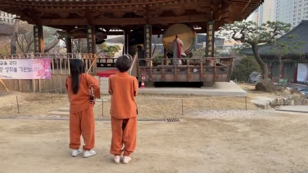 Een Boeddhist Monnik Speelt Een Grote Trommel Bongeunsa Tempel Seoel — Stockvideo