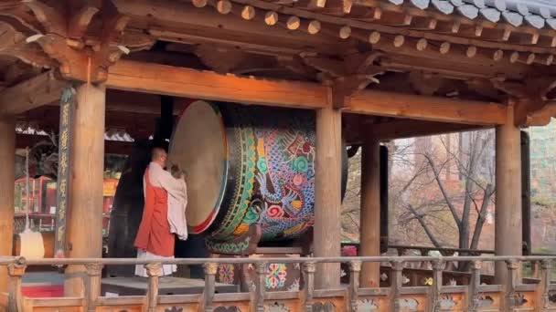 Seorang Biksu Buddha Memainkan Drum Besar Kuil Bongeunsa Seoul Korea — Stok Video