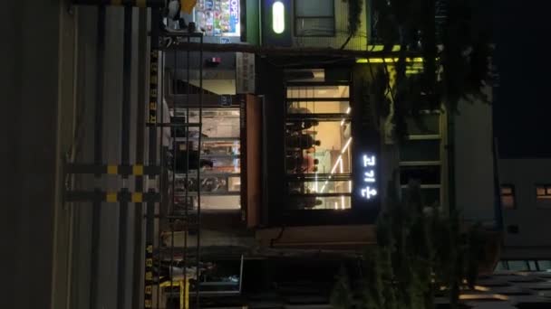 Egy Éjszakai Külső Ami Egy Éttermet Fényképez Szöulban Koreában Függőleges — Stock videók
