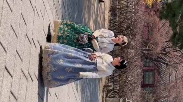 Aziatische Vrouwen Die Traditionele Hanbok Jurken Dragen Changgyeonggung Palace Seoul — Stockvideo