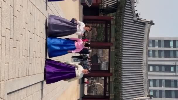 Mulheres Asiáticas Vestindo Vestidos Tradicionais Hanbok Palácio Changgyeonggung Seul Coreia — Vídeo de Stock
