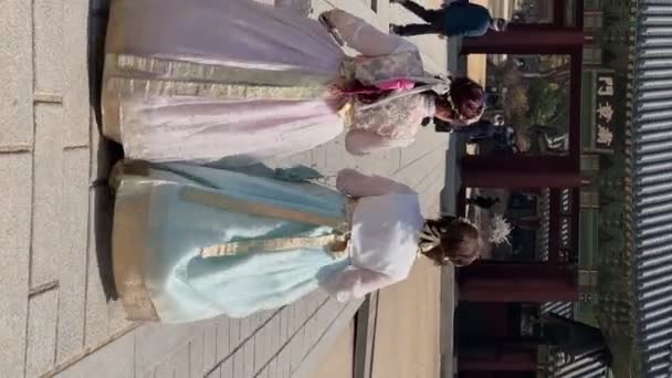 Ασιάτισσες Που Φορούν Παραδοσιακά Φορέματα Hanbok Στο Changgyeonggung Palace Σεούλ — Αρχείο Βίντεο