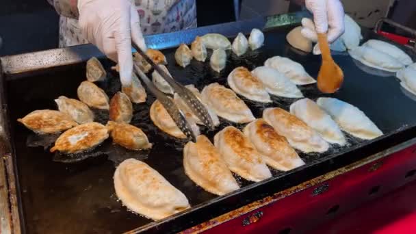 满族饺子在韩国街头食品市场 韩国首尔的明东夜市 垂直录像 — 图库视频影像