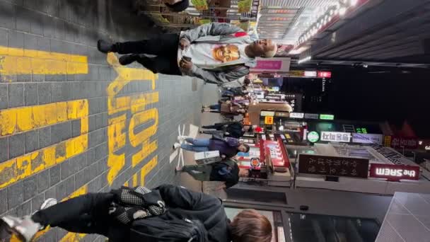 Gente Camina Por Una Famosa Calle Comercial Mercado Nocturno Myeong — Vídeos de Stock