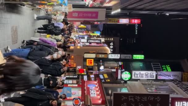 Menschen Gehen Auf Einer Berühmten Einkaufsstraße Auf Dem Nachtmarkt Myeong — Stockvideo