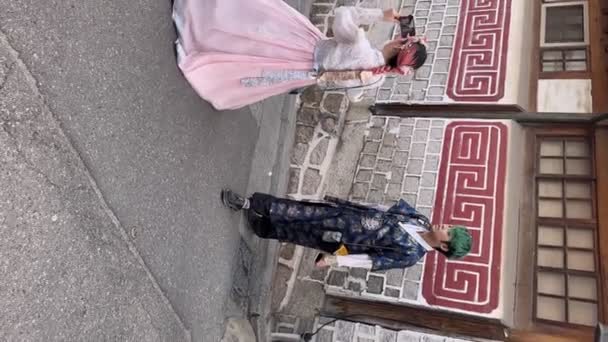 Aziatisch Stel Met Traditionele Hanbok Jurken Bukchon Hanok Village Seoul — Stockvideo