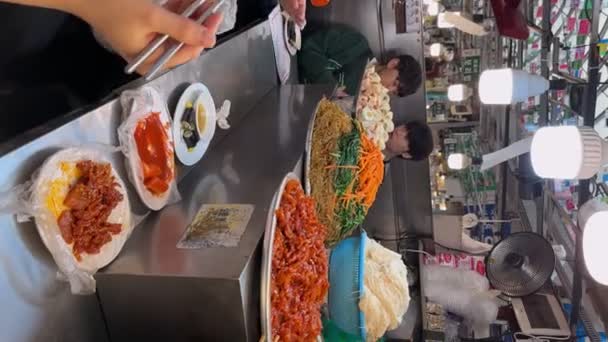 Przygotowanie Tradycyjnej Żywności Koreańskiej Ulicy Gwangjang Market Seulu Korea Południowa — Wideo stockowe