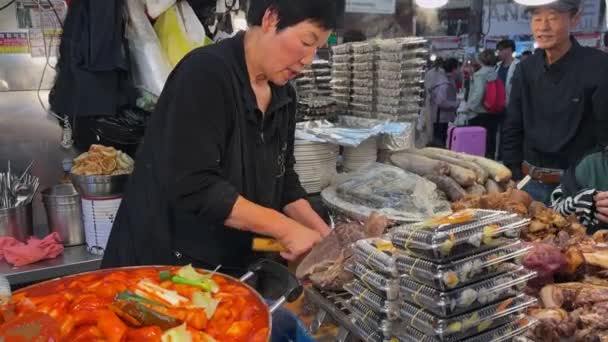 Προετοιμασία Παραδοσιακού Φαγητού Κορεάτικο Δρόμο Στην Αγορά Gwangjang Στη Σεούλ — Αρχείο Βίντεο
