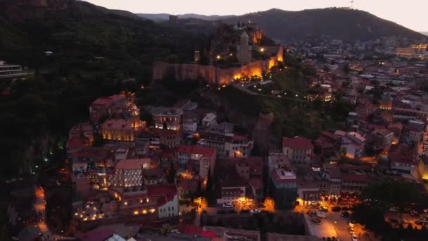 Tbiliszi Éjszakai Megvilágítása Narikala Erőd Grúziai Tbiliszi Óvárosának Drónkilátásából Gyönyörű — Stock videók