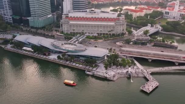 从空中俯瞰日落时新加坡金融城的地标 背景是一座桥梁和摩天大楼 新加坡 新加坡 2023年1月15日 — 图库视频影像