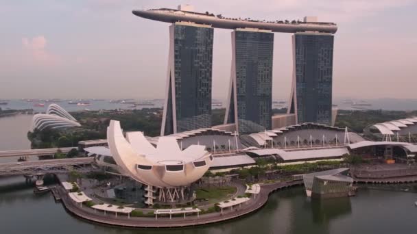 背景には橋や高層ビルがある日没時の金融ビジネス地区のシンガポールのランドマークの空中ビュー シンガポール シンガポール 2023年1月15日 — ストック動画