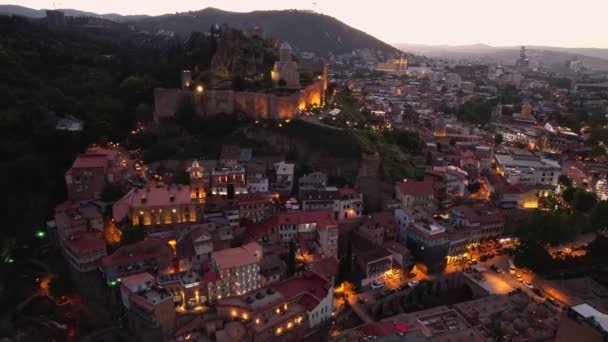 Tbiliszi Éjszakai Megvilágítása Narikala Erőd Grúziai Tbiliszi Óvárosának Drónkilátásából Gyönyörű — Stock videók