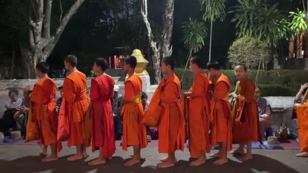Mniši Almužnou Tradičním Slavnostním Předávání Almužen Místní Lidé Turisté Dávají — Stock video