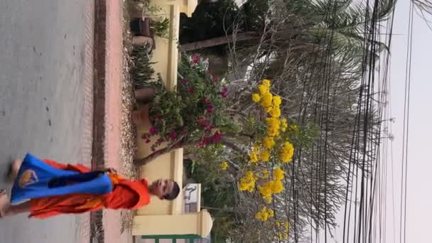 Biarawan Dengan Mangkuk Sedekah Upacara Amal Suci Tradisional Penduduk Lokal — Stok Video