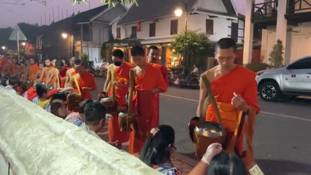 Munkar Med Allmosor Skålar Vid Den Traditionella Heliga Allmosegivningsceremonin Lokalbefolkningen — Stockvideo