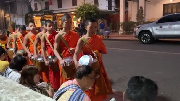 Monjes Con Cuenco Limosna Ceremonia Tradicional Dar Limosna Sagrada Gente — Vídeos de Stock
