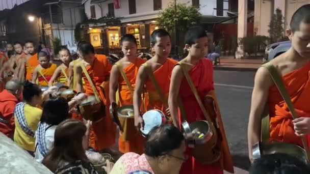 Mniši Almužnou Tradičním Slavnostním Předávání Almužen Místní Lidé Turisté Dávají — Stock video