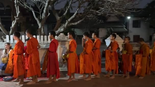 Monjes Con Cuenco Limosna Ceremonia Tradicional Dar Limosna Sagrada Gente — Vídeo de stock