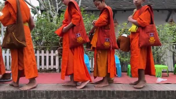 Monjes Con Cuenco Limosna Ceremonia Tradicional Dar Limosna Sagrada Gente — Vídeo de stock