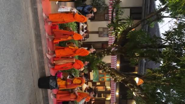 Mnisi Jałmużną Tradycyjnej Ceremonii Dawania Jałmużny Miejscowi Ludzie Turyści Wkładają — Wideo stockowe