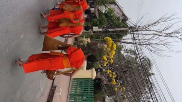 Monjes Con Cuenco Limosna Ceremonia Tradicional Dar Limosna Sagrada Gente — Vídeos de Stock