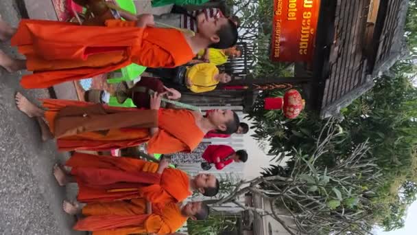 在传统的神圣施舍仪式上 持施舍碗的和尚 当地居民和游客在老挝卢安普拉邦的佛教僧人碗里放上了食物 老挝万象 2023年3月4日 — 图库视频影像