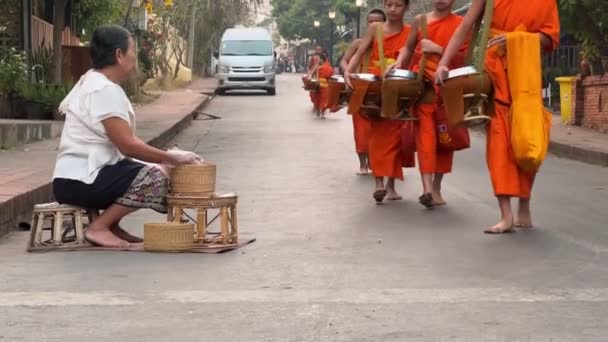 Монахи Чашей Милостыни Традиционной Церемонии Жертвования Местные Жители Туристы Кладут — стоковое видео