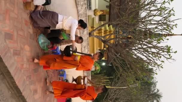 Monniken Met Een Kom Aalmoezen Bij Traditionele Ceremonie Van Het — Stockvideo