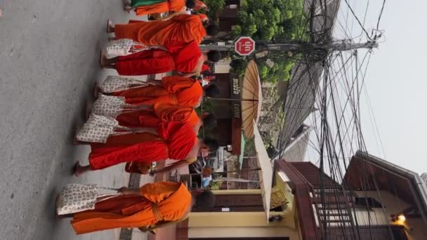 在传统的神圣施舍仪式上 持施舍碗的和尚 当地居民和游客在老挝卢安普拉邦的佛教僧人碗里放上了食物 老挝万象 2023年3月4日 — 图库视频影像