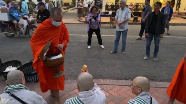 Монахи Милостинею Традиційній Священній Церемонії Дарування Милостині Місцеві Жителі Туристи — стокове відео
