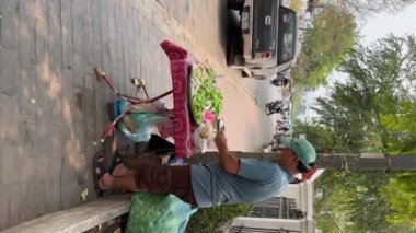 Man, eski Luang Prabang kasabasında sokak yemeği satıyor. Luang Prabang, Laos - 03 Mart 2023.