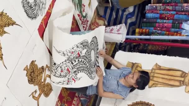 Donne Locali Del Laos Vendono Arte Dipinta Mano Nel Mercato — Video Stock