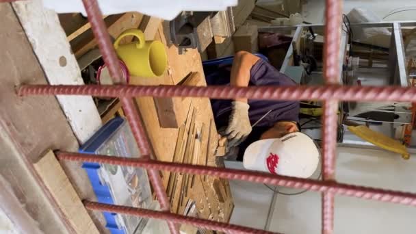 Азиатский Плотник Работающий Деревообрабатывающем Столе Открытым Небом Молодой Азиат Работает — стоковое видео