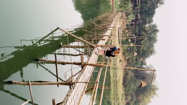 Puente Madera Bambú Sobre Río Mekong Luang Prabang Laos Marzo — Vídeo de stock