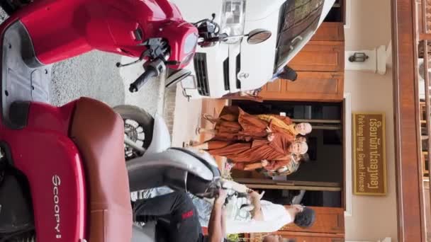 Буддийский Монах Идет Дороге Луанг Банг Лаос Марта 2023 Года — стоковое видео