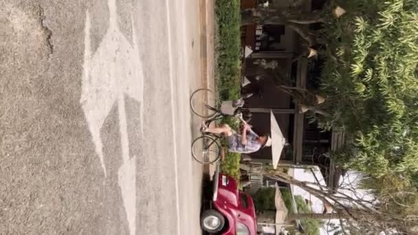 Man Som Cyklar Längs Vägen Luang Prabang Laos Mars 2023 — Stockvideo