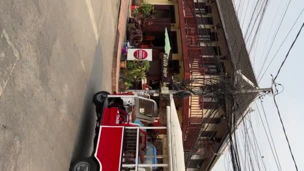 Популярный Общественный Транспорт Лаосе Тук Тук Мотоцикл Кабиной Пассажиров Луанг — стоковое видео