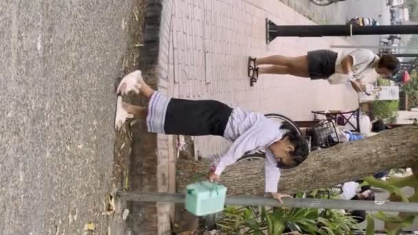 Лаосские Местные Девушки Идут Танцуют Дороге После Школы Луанг Банг — стоковое видео