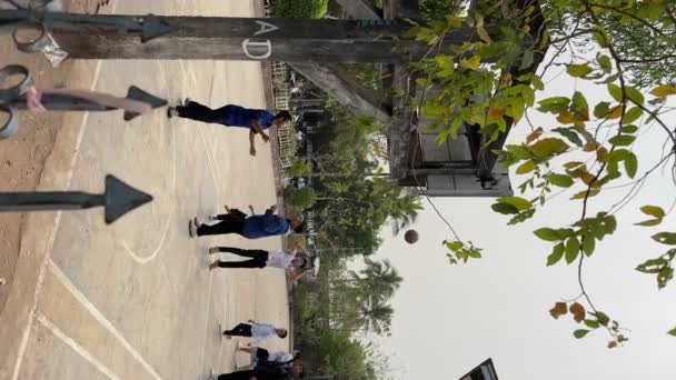 在篮球比赛中 女孩子们和男孩子们一起玩一个经典球 青少年户外篮球训练课程 学校体育课 老挝卢安普拉邦 2023年3月3日 — 图库视频影像