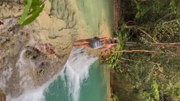 Girls Walk Kuang Waterfalls Luang Probang Laos Waterfalls Favorite Side — Stock Video