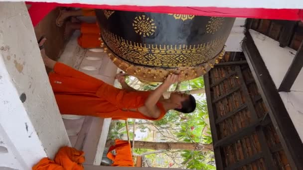 Mnisi Grają Tradycyjny Bęben Świątyni Aby Dać Innym Ludziom Znać — Wideo stockowe